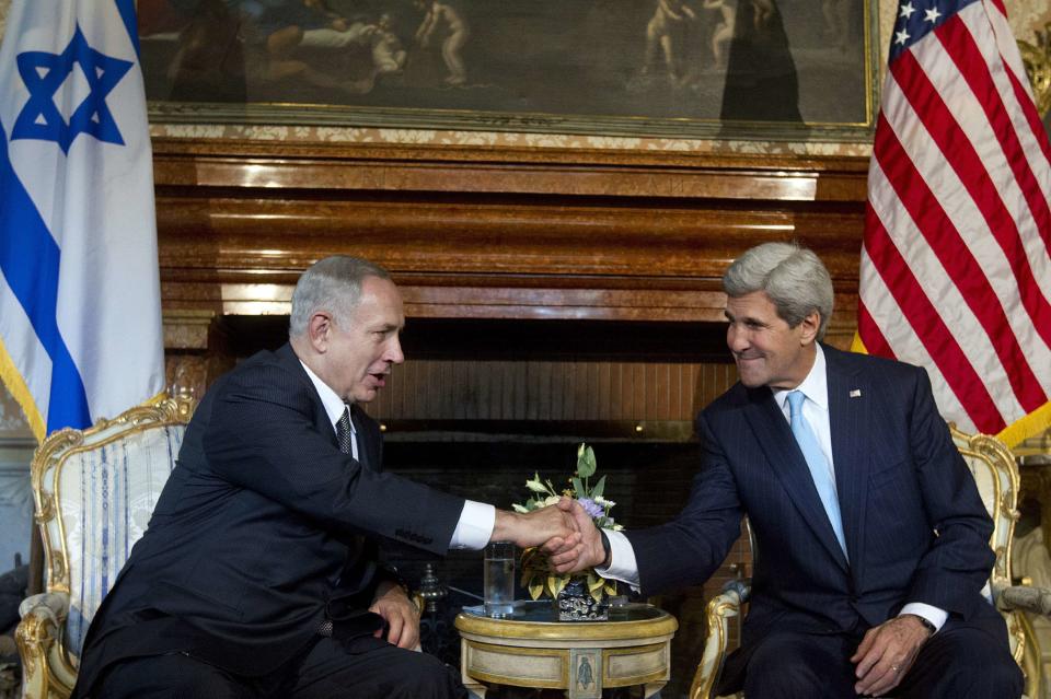 U.S. Secretary of State John Kerry (R) shakes hands with Israeli Prime Minister Benjamin Netanyahu at Villa Taverna in Rome October 23, 2013. REUTERS/Claudio Peri/Pool (ITALY - Tags: POLITICS)