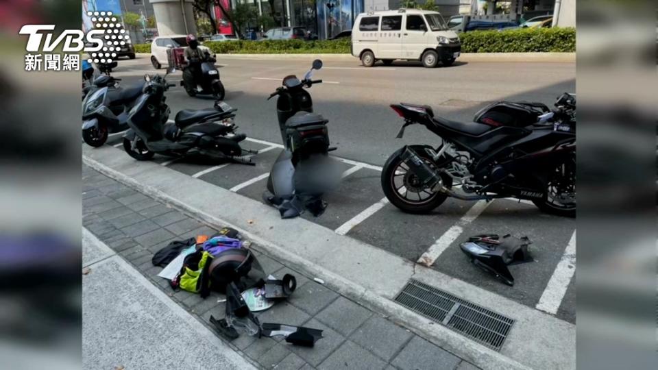 曹男騎著車一路衝撞停在路邊的4輛機車。（圖／TVBS）