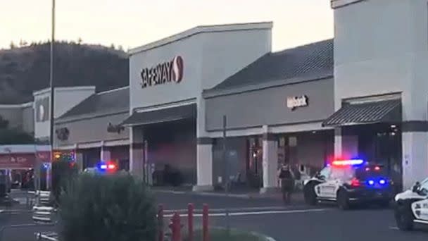 PHOTO: Police respond to the scene of a shooting incident in a Safeway supermarket in Bend, Ore., Aug. 28, 2022. (Central Oregon Daily News)