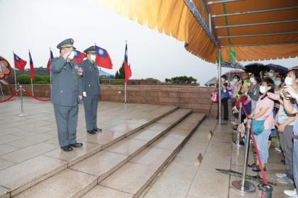 徐執行官代表嚴部長向先烈遺族、子女及家屬代表慰問致意。（軍聞社記者李忠軒攝）