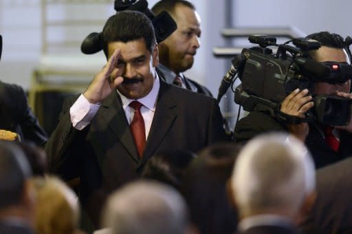 El presidente venezolano, Hugo Chávez ratificó este sábado a Nicolás Maduro como canciller y nuevo vicepresidente, y juramentó seis nuevos ministros, para buscar más "eficiencia" en su gestión y cubrir la falta de otros colaboradores que se postularon a los comicios regionales. (AFP | leo ramirez)