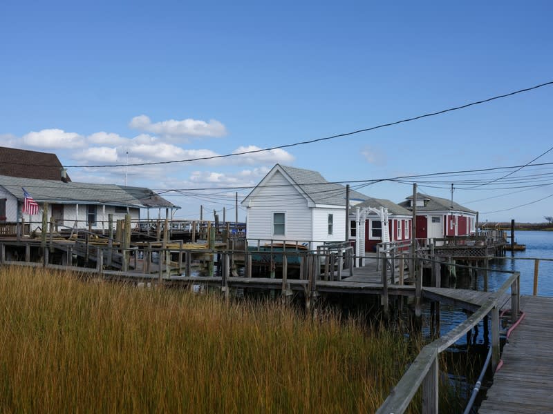 En el barrio de Broad Channel de Queens, en la ciudad de Nueva York, EEUU, el 2 de noviembre de 2019, se ven pasarelas de madera que unen varias casas