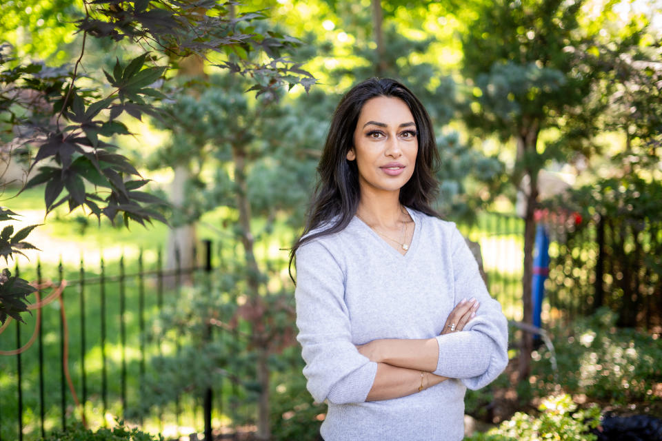 Sasha Hamdani, quien tiene casi un millón de seguidores en TikTok, revisa su cuenta en su teléfono en Kansas City, Kansas, en agosto de 2023. (Christopher Smith/The New York Times)