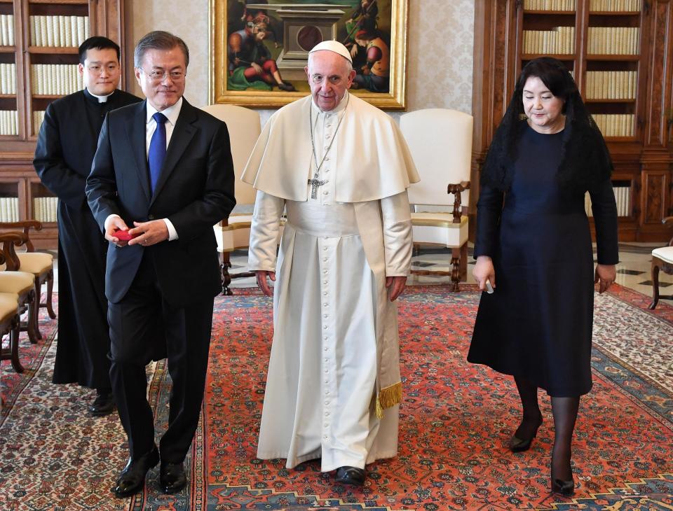 South Korean President Moon Jae-in and his wife Kim Jung-sook, right, meet Pope Francis during a private audience at the Vatican, Thursday, Oct. 18, 2018. South Korea's president is in Italy for a series of meetings that culminated with an audience with Pope Francis at which he's expected to extend an invitation from North Korean leader Kim Jong Un to visit. (Alessandro Di Meo/Pool Photo via AP)