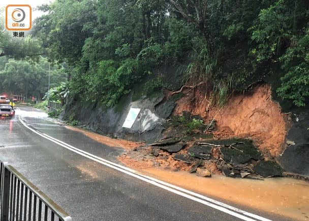 大埔公路有山坡護土牆損毀，沙石落下阻塞行車線。(林耀康攝)