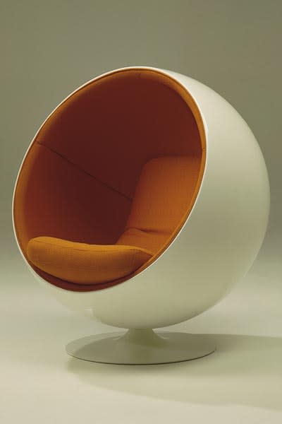 Der „Ball Chair“ des finnischen Designers Eero Aarnio schaffte einen Raum im Raum. Im Inneren des Balls fühlt man sich sofort geborgen. (Bild: eero-aarnio.com)
