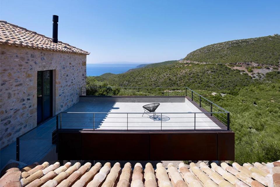 Por si todo esto fuera poco, la villa cuenta con una amplia terraza desde la que se pueden contemplar unas vistas espectaculares desde la campiña del Peloponeso hasta la bahía de Messina.(Foto: <a href="http://www.engelvoelkers.com/en-gr/property/rusted-mill-house-4244018.903948_exp/" rel="nofollow noopener" target="_blank" data-ylk="slk:Engel & Völkers;elm:context_link;itc:0;sec:content-canvas" class="link ">Engel & Völkers</a>).