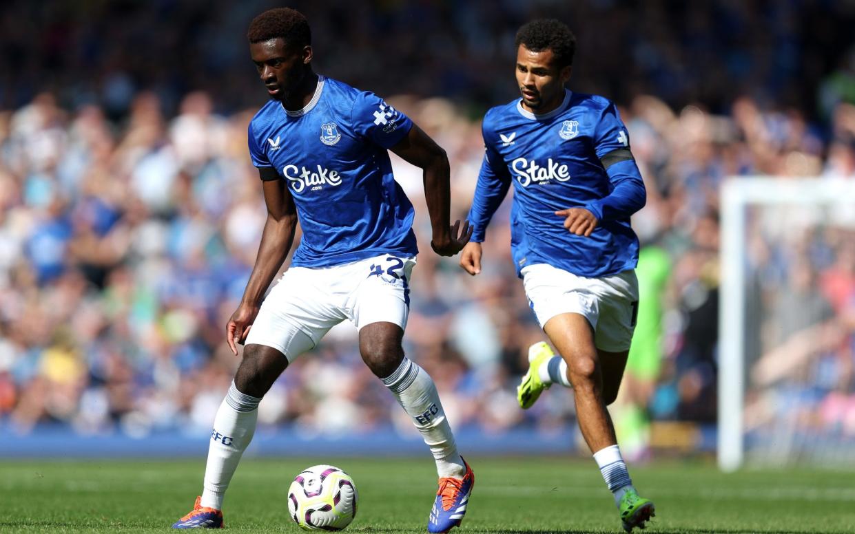 Tim Iroegbunam of Everton runs with the ball as Iliman Ndiaye overlaps during the Premier League match against AFC Bournemouth