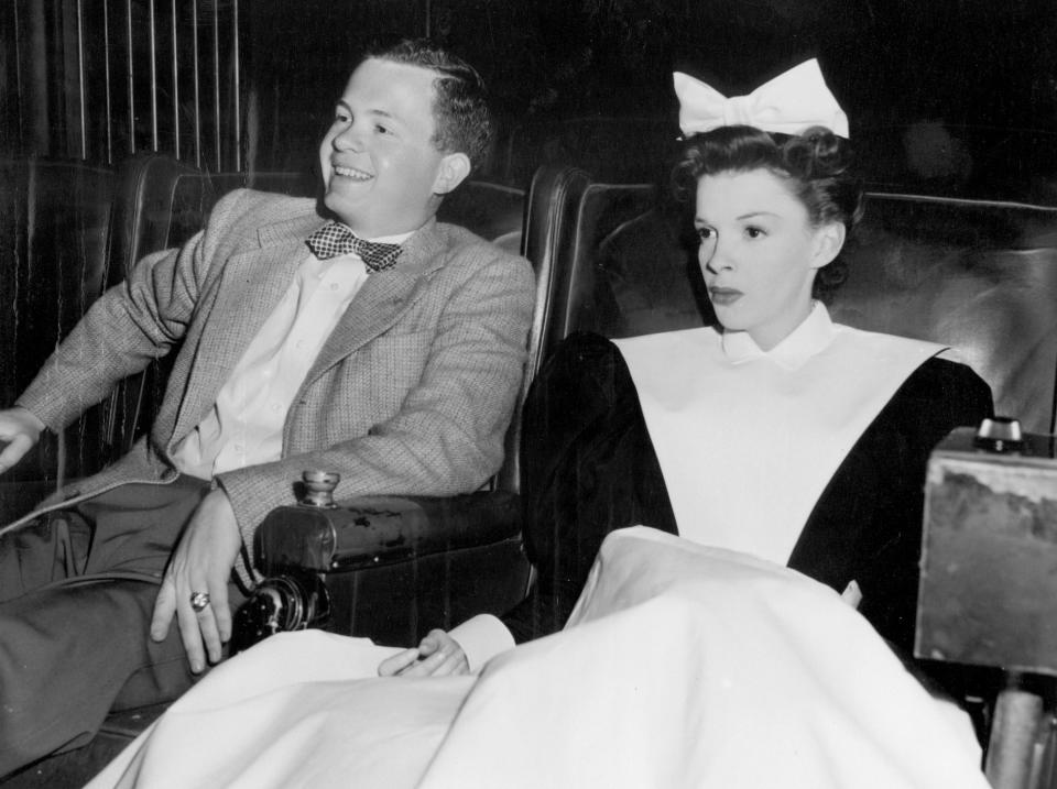 FILE - In this 1946 file photo, Associated Press reporter Bob Thomas joins legendary actress Judy Garland as they watch scenes from the previous day's filming of "The Harvey Girls," during an interview. Thomas, the longtime Associated Press reporter who kept the world informed on the comings and goings of Hollywood's biggest stars, died of age-related illnesses Friday, March 14, 2014 at his Encino, Calif., home, his daughter Janet Thomas said. He was 92. (AP Photo/Courtesy Bob Thomas, file)