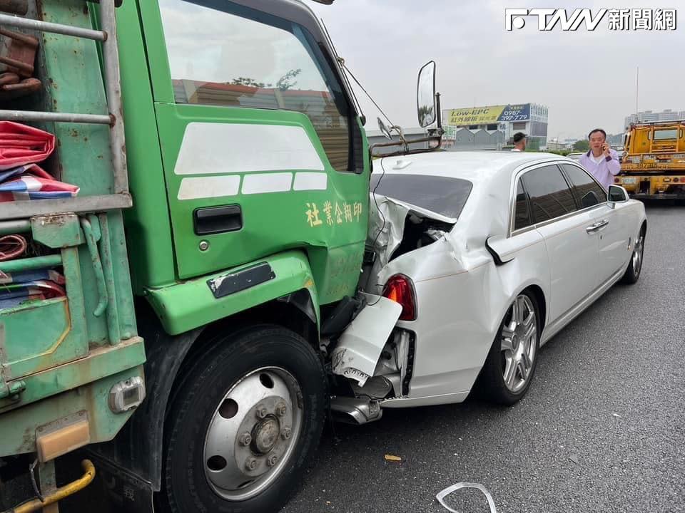 林敏雄的勞斯萊斯遭撞，車尾凹陷。（圖／翻攝畫面）