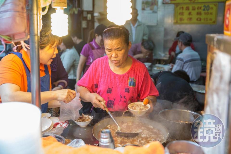 高記生炒魷魚的老闆娘高太太（圖右）在黃石市場擺攤超過30年。