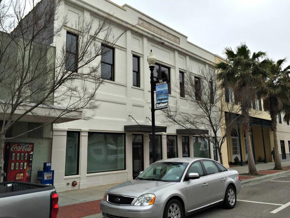 The restored Anderson Theatre building with its white exterior and black awnings contrast with the original Balch & Bingham law office to the right, with its French Quarter design. The interiors of the two buildings were combined into a spacious 21,000-square-foot office.