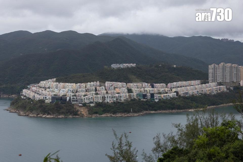 去年9月初一場世紀大暴雨，令港島南區大潭豪宅屋苑「紅山半島」多間洋房的僭建問題現形，事後不少業主不惜大幅劈價求售。(資料圖片)