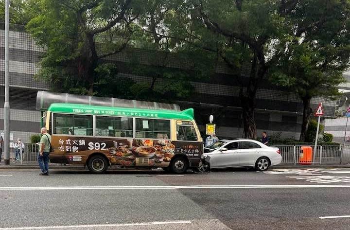 藍田麗港城綠Van與私家車迎頭相撞5人傷 女司機胸口痛被困車廂