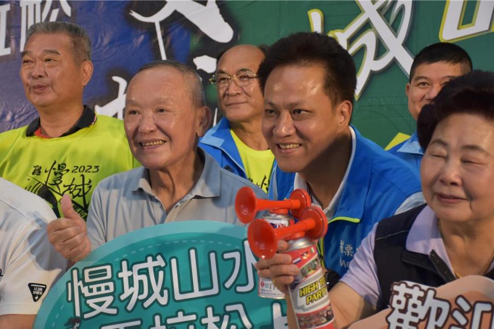 苗栗縣長徐耀昌去年與苗栗市長邱鎮軍共同參加國民黨內初選後，與國民黨漸行漸遠。（謝明俊攝）