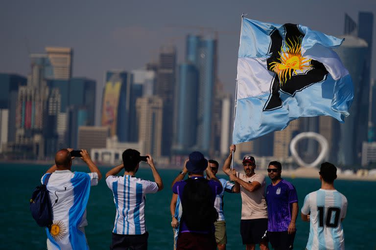 Banderazo de hinchas argentinos en el countdown clock de Doha