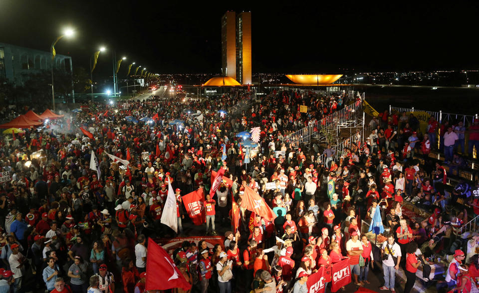 <p>Supporters of Brazil’s suspended President Dilma Rousseff protest in front of the Brazilian Congress during the final session of debate at Rousseff’s impeachment trial in Brasilia. (Photo: Reuters/Adriano Machado) </p>