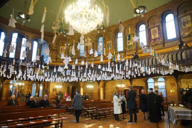 Unos 461 ángeles de papel cuelgan del techo, uno por cada niño que ha muerto en el último año según las estadísticas oficiales, antes de un servicio de oración ecuménica en la Catedral Católica Ucraniana en Londres, para conmemorar el primer aniversario de la invasión rusa. de ucrania