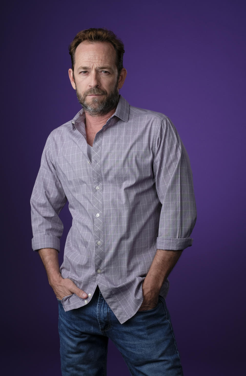 En esta foto del 6 de agosto del 2018, Luke Perry, miembro del elenco de la serie de CW “Riverdale”, posa durante un evento promocional en Beverly Hills, California. Un publicista del astro de “Beverly Hills, 90210” dijo que el actor de 52 años se encuentra hospitalizado. (Foto por Chris Pizzello/Invision/AP, Archivo)