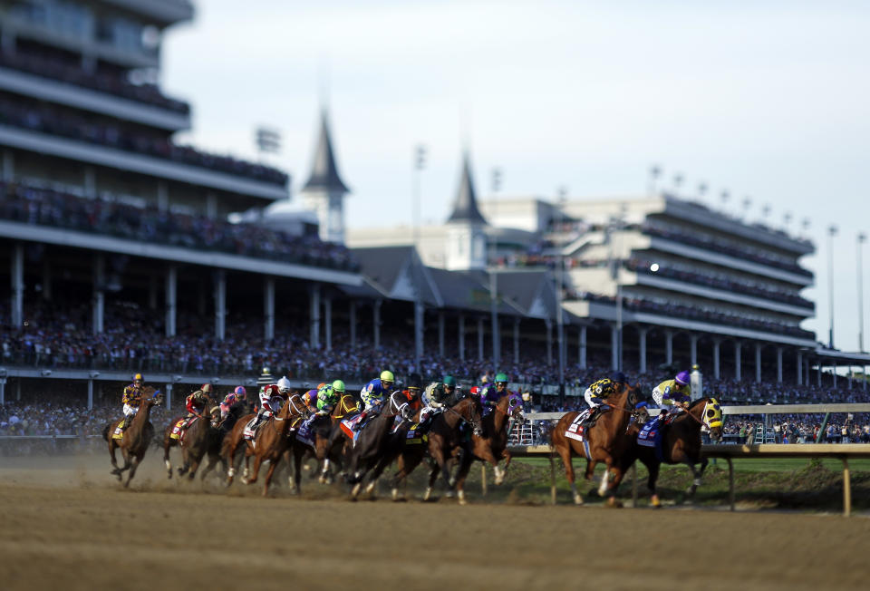 Los caballos toman la primera curva del Kentucky Derby el sábado 3 de mayo de 2014. (AP Foto/Matt Slocum)