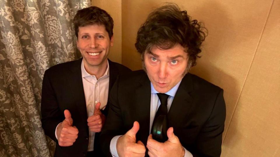 El presidente de Argentina, Javier Milei, ya tiene su foto con Sam Altman, CEO de OpenAI, y algo más, pues se plegó a la narrativa visual del mandatario, con los pulgares hacia arriba. (Forbes)