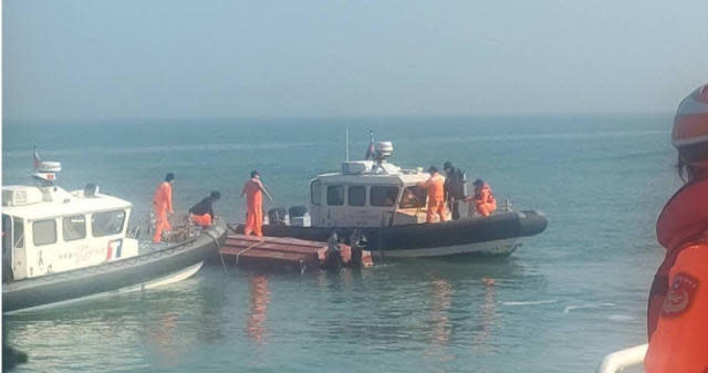 大陸快艇14日在金門海域越界捕魚，遭台灣海巡追緝途中不幸翻覆，2人身亡。（圖／中天新聞）