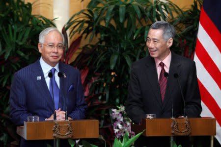 FILE PHOTO: Malaysia's Prime Minister Najib Razak attends a news conference after a meeting with Singapore's Prime Minister Lee Hsien Loong (R) in Singapore February 19, 2013.  REUTERS/Edgar Su/File Photo