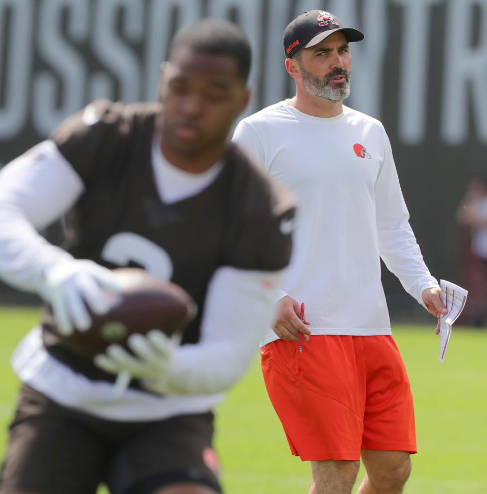 Browns coach Kevin Stefanski watches wide receiver Amari Cooper make a catch during an offseason workout in Berea.