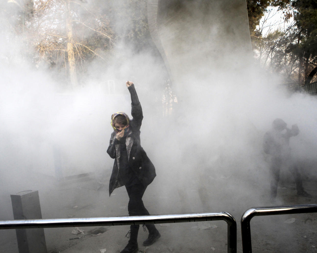 Diese Demonstrantin im Iran steht für ihre Rechte ein – trotz Kopftuch. (Bild: AP Photo)