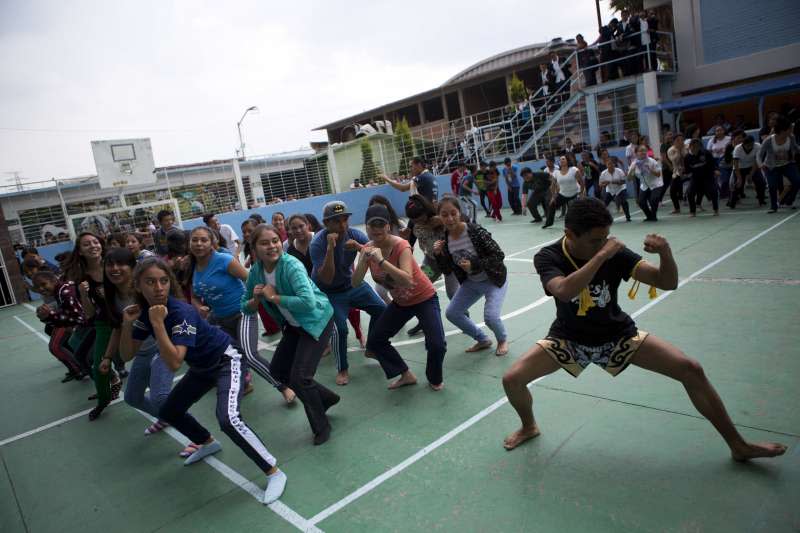 墨西哥針對女性的暴力犯罪日益猖獗，一所高中開辦女學生防身課（美聯社）