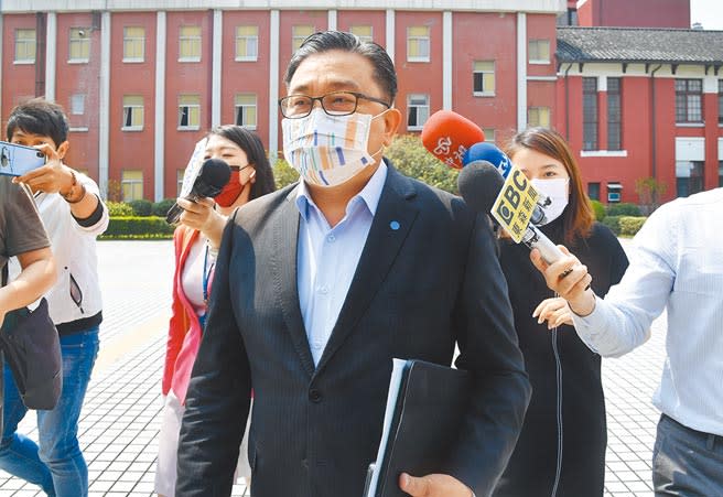 與同黨發言人顏若芳爆發「租屋」疑雲的立委王定宇，17日現身立法院外交及國防委員會質詢國防部長，對於媒體訪問，王表示面對這樣的騷擾，沒有人會開心的，「當然，連她媽媽都被媒體騷擾了，誰會開心，將心比心好不好」（姚志平攝）