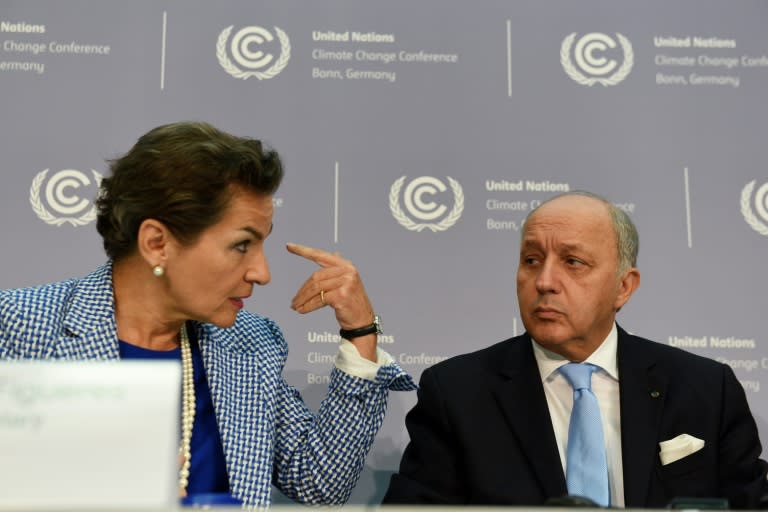 La secrétaire exécutive de la convention cadre des Nations Unies sur le climat, Christiana Figueres, et le ministre français des Affaires étrangères Laurent Fabius, lors d'une conférence de presse à Bonn, le 20 octobre 2015