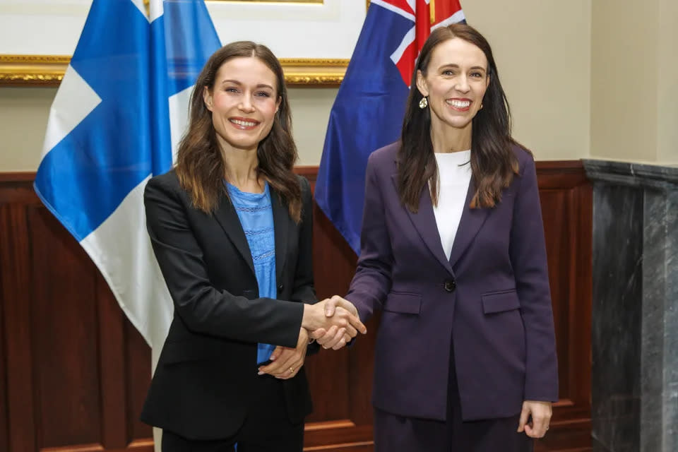 Sanna Marin (l) und die neuseeländische Premierministerin Jacinda Ardern (r) wehrten sich im vergangenen Jahr gegen Fragen zu ihrem Geschlecht. (Bild: Getty Images)