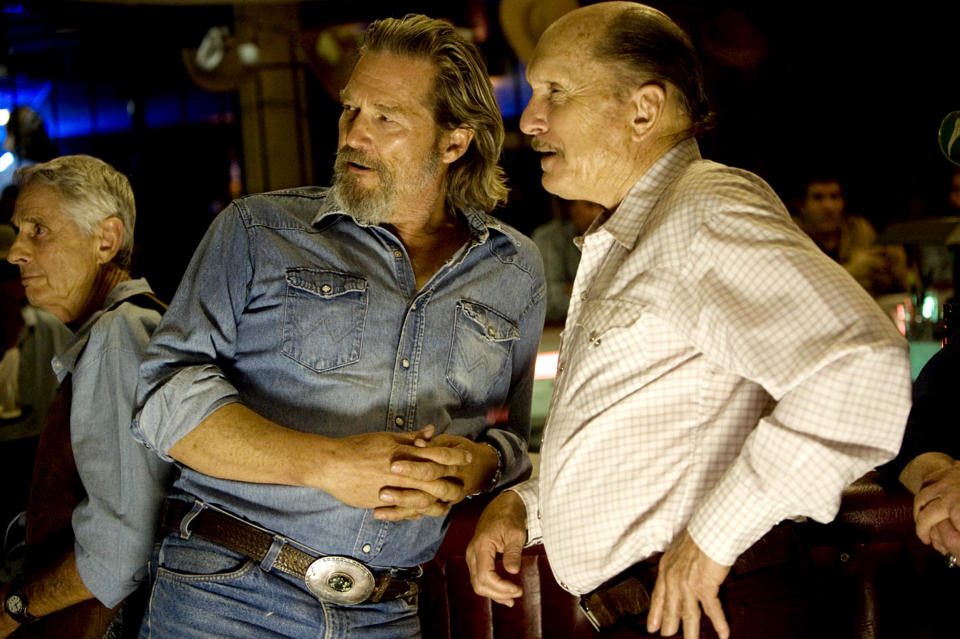 Jeff Bridges and Robert Duvall stand at a bar