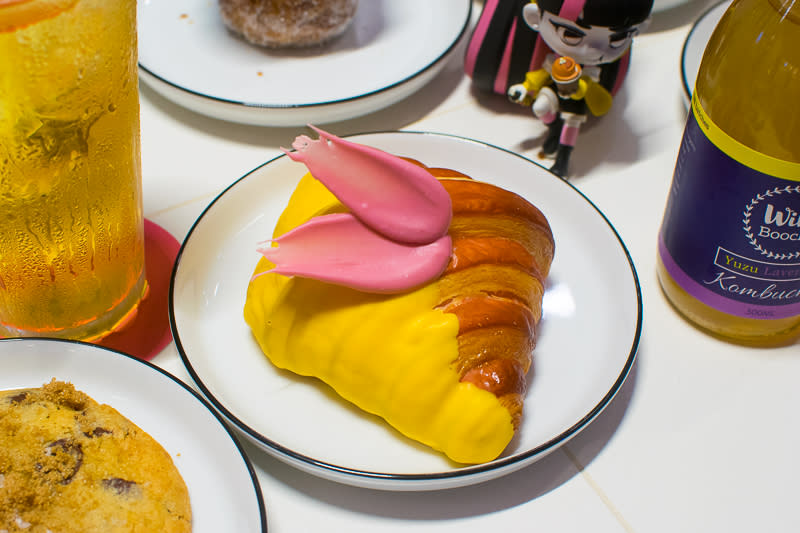 Yellowpink Croissant