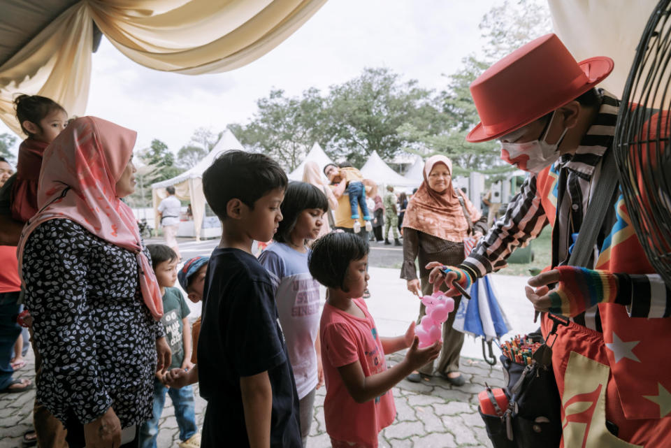 The crowd was enthralled as the playful clown brought laughter and delight to both young and old at Seremban 2, creating magical moments of entertainment!