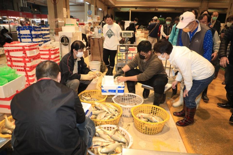 台中市長盧秀燕凌晨前往台中魚市場與果菜批發市場視察，實地了解魚貨、蔬果供銷情形。（記者徐義雄攝）