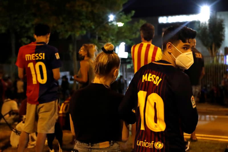 Aficionados del Barcelona, fuera del Camp Nou después de que el capitán Lionel Messi le dijo al Barcelona que desea dejar el club de inmediato, según una fuente.