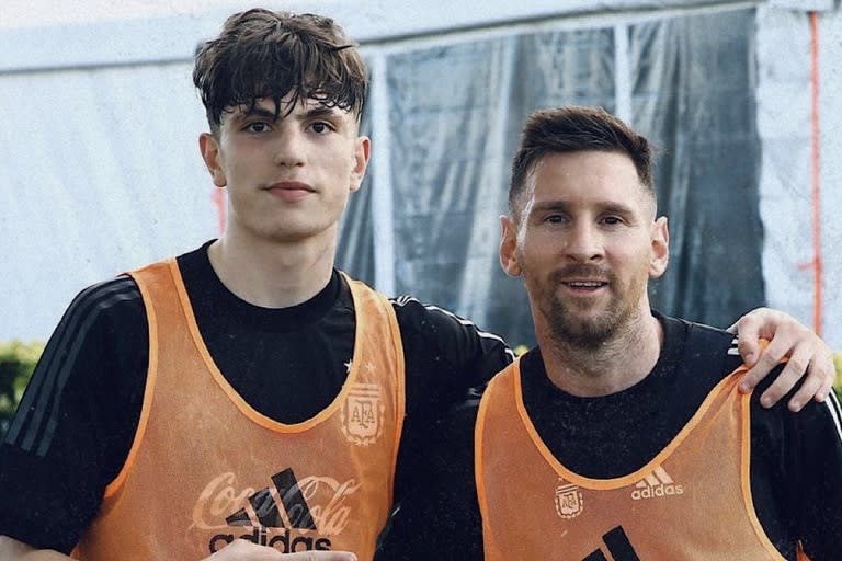 El juvenil Alejandro Garnacho junto a Lionel Messi durante un entrenamiento en la AFA