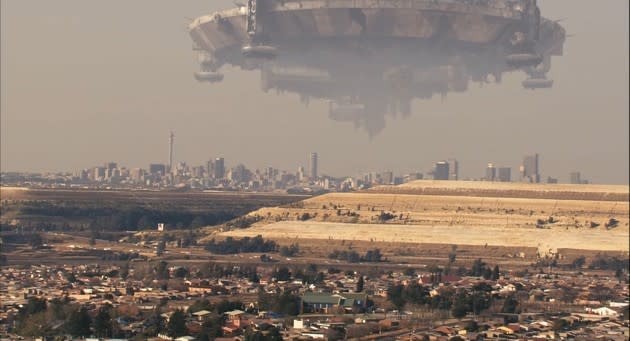 Ponte City (center) as an alien ship looms in <em>District 9</em>. TriStar Pictures