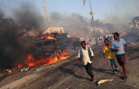 Civiles evacuan de la escena de la explosión en la calle KM4 en el distrito Hodan en Mogadiscio, Somalia, 14 de octubre de 2017. REUTERS/Feisal Omar