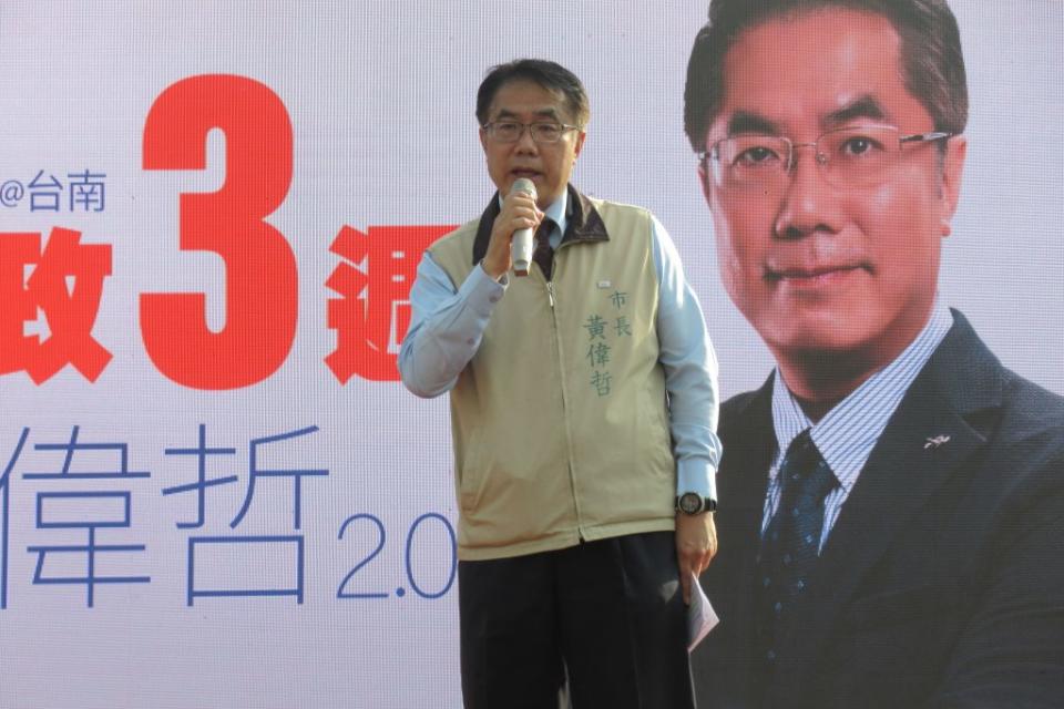 市長黃偉哲期許市府同仁，以為民服務初衷努力打拚，讓台南持續進步。（記者陳佳伶攝）