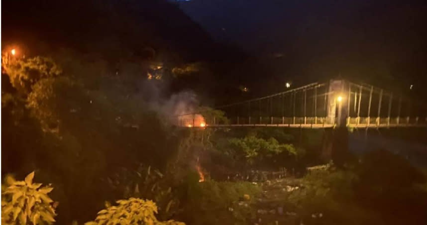 新竹知名風景區內灣吊橋今凌晨4時許發生火警，撲滅後7點又復燃，警方懷疑是人為縱火，正循線追查中。（圖／報系資料照）