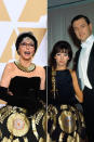 <p>Zwei Oscar-Verleihungen, dasselbe Kleid: Schauspielerin Rita Moreno gewann 1962 den Oscar als beste Nebendarstellerin für das Kinomusical „West Side Story“ (r., mit Rock Hudson). 2018 präsentierte sie den Academy Award für den besten nicht-englischsprachigen Film – und wählte das (leicht modifizierte) Oscar-Kleid von einst. (Bilder: AP Photo/Getty Images) </p>