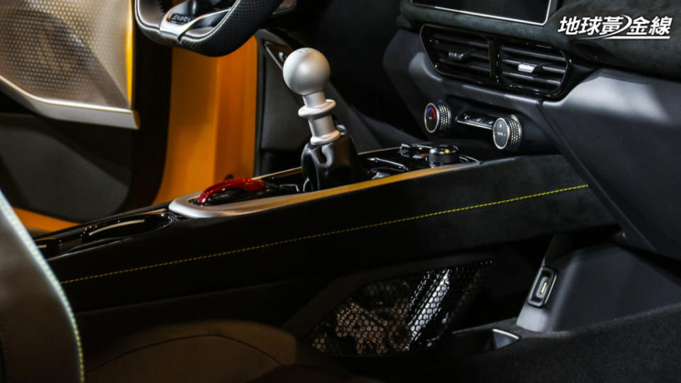 首批引進的Emira V6 First Edition採用6速手排設定。(攝影/ 陳奕宏)