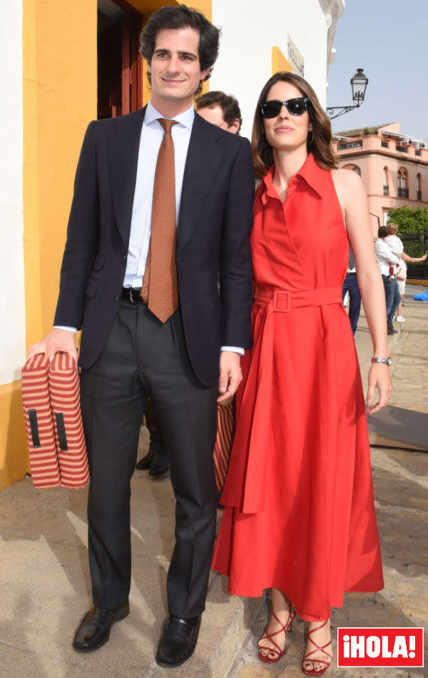 Sofía Palazuelo con vestido camisero rojo