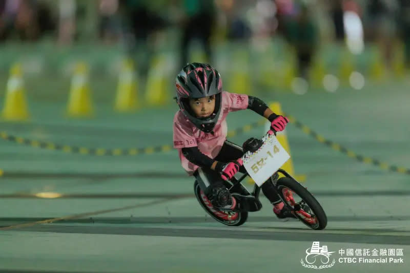 ▲5歲女孩飆滑步車競速，超帥「卡普」影片曝光，驚得超過46萬人看到掉下巴，她也獲得該組滑步車大賽冠軍。（圖／Bixbi Bikes Taiwan臉書授權）