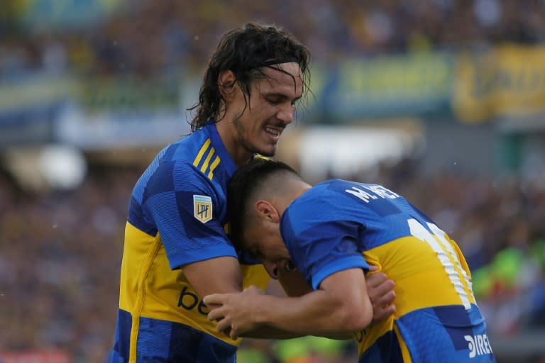 Boca Juniors se quedó con el superclásico argentino al vencer a River Plate 3-2, con gols de los uruguayos Miguel Angel Merentiel (derecha) y Edinson Cavani, y es semifinalista de la Copa de la Liga argentina (DIEGO LIMA)