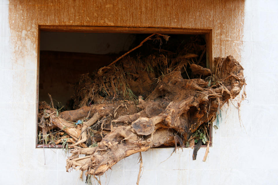 <p>A tree trunk is seen in the window of a house left along the valley after the flash flood at Pentagon, Regent town, Sierra Leone on Aug. 18, 2017. (Photo: Afolabi Sotunde/Reuters) </p>