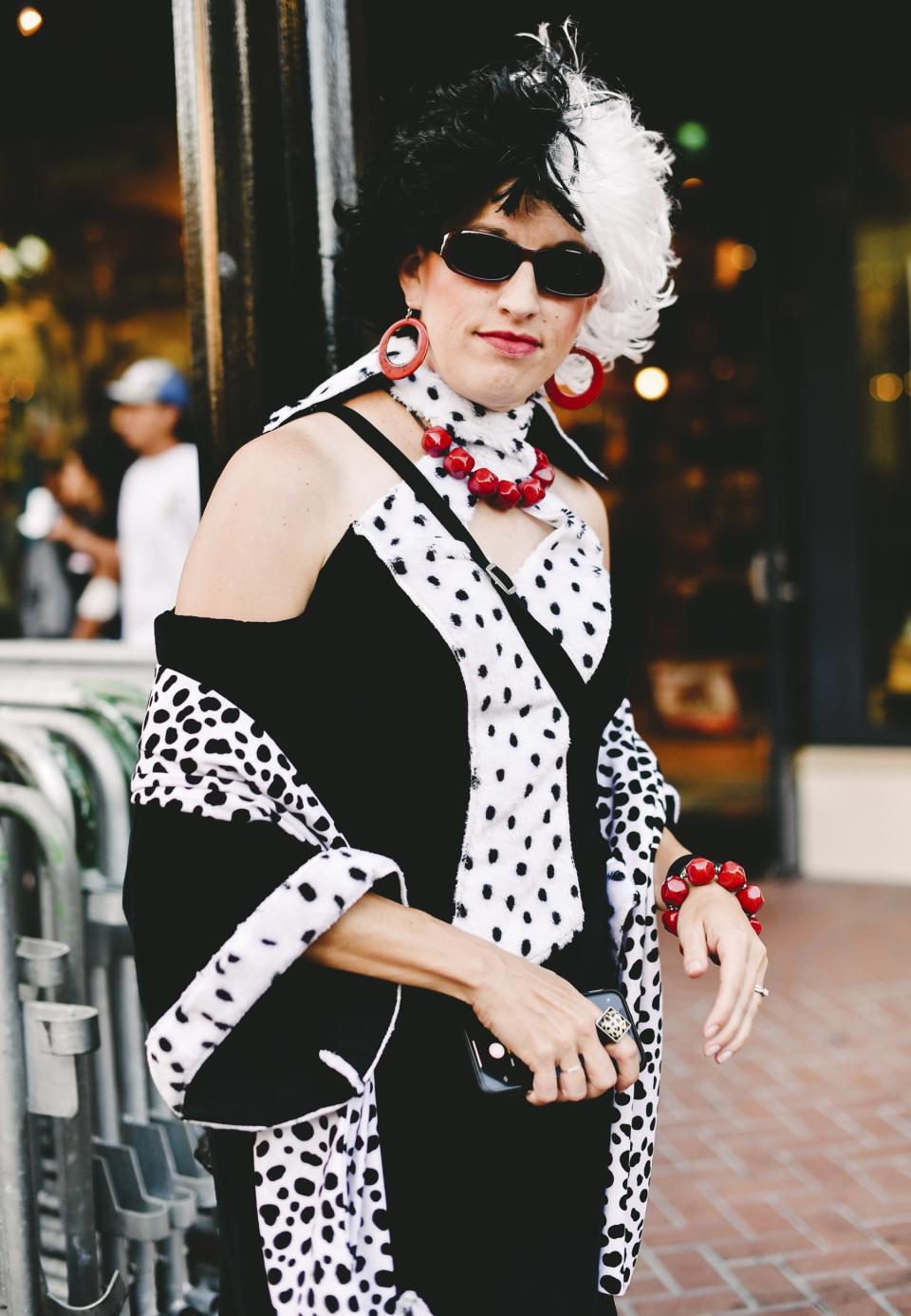 Cruella de Vil from 101 Dalmatians cosplayer